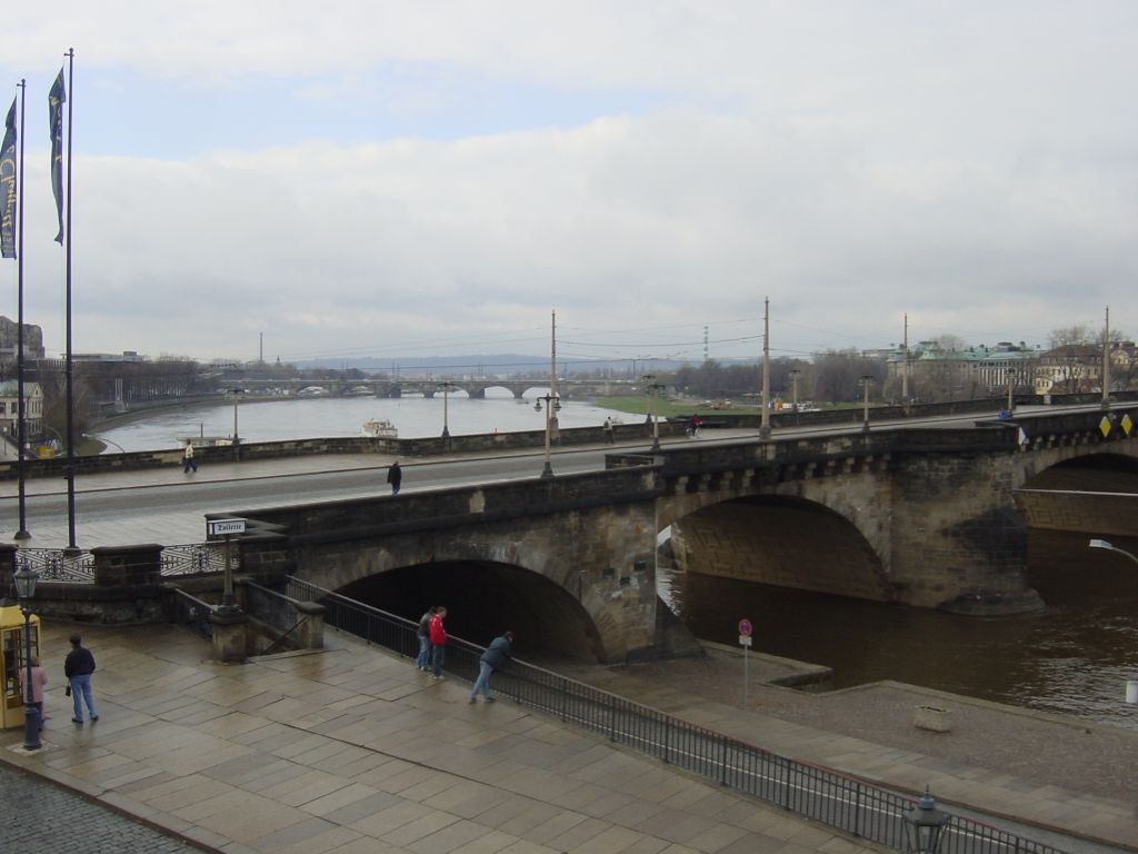 

The Elbe river.  The trail along one side of the Elbe goes for hundreds
of miles.  It's on my list of things to do when I have the time.

