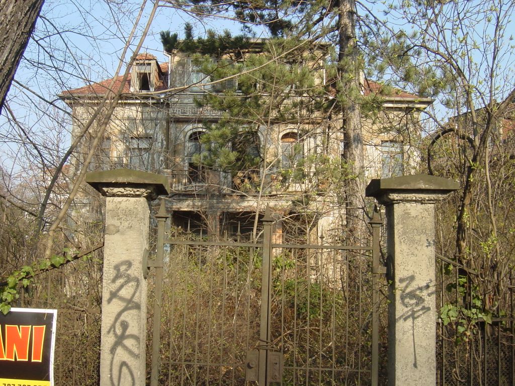 

Some of the houses in Dresden are really run down, but because they are made
with stone and brick, they'll stick around for a while.
