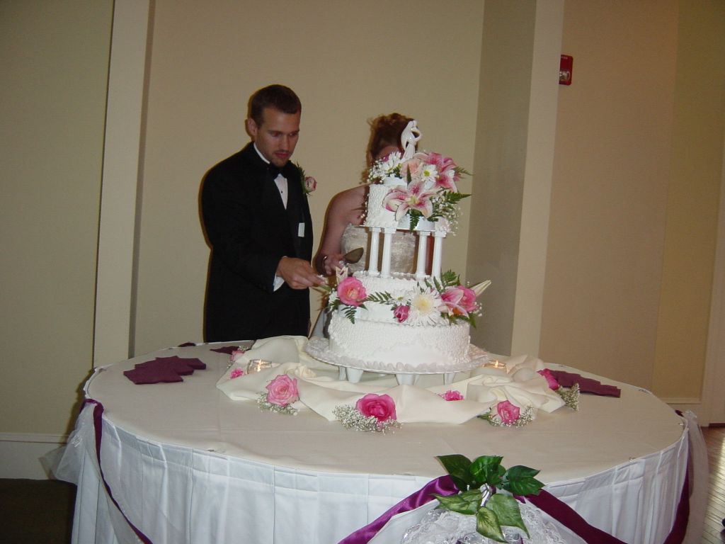 
Rick and Kara cutting the cake
